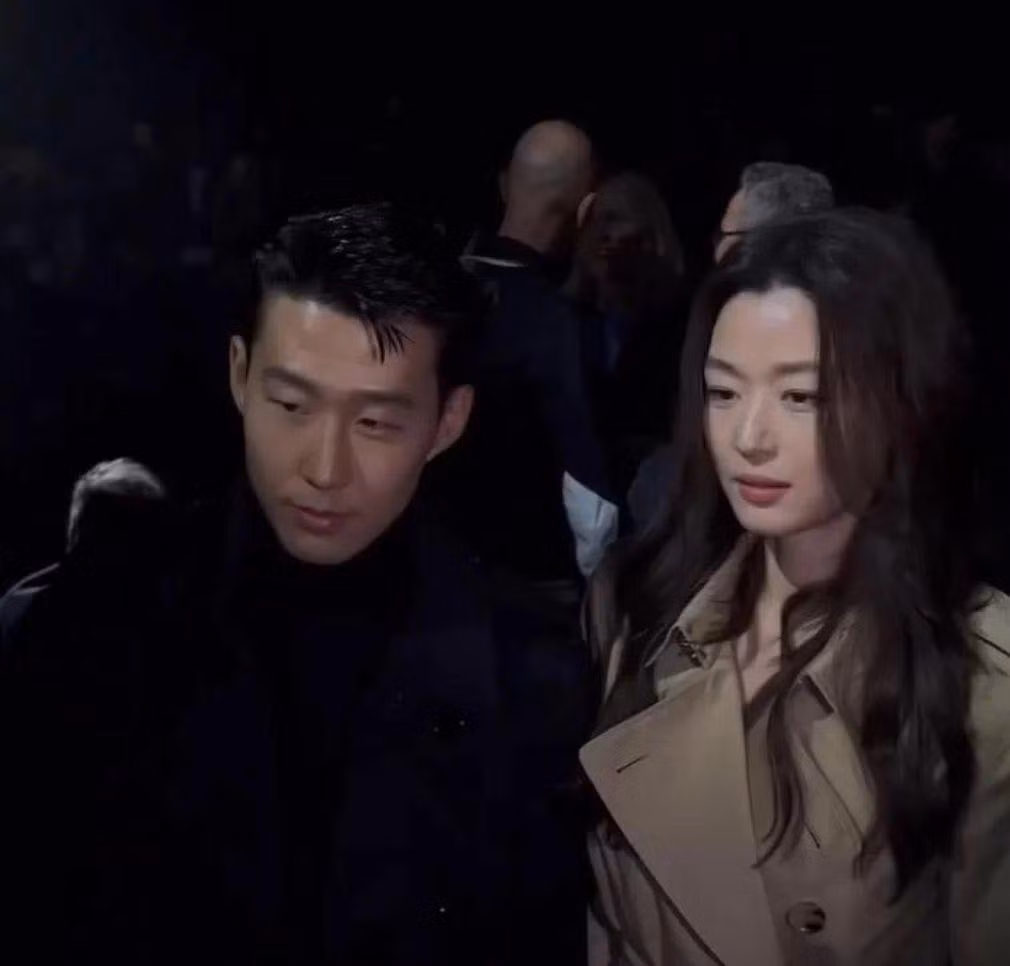 Bức ảnh "gấp đôi visual" của hai đại sứ Burberry.