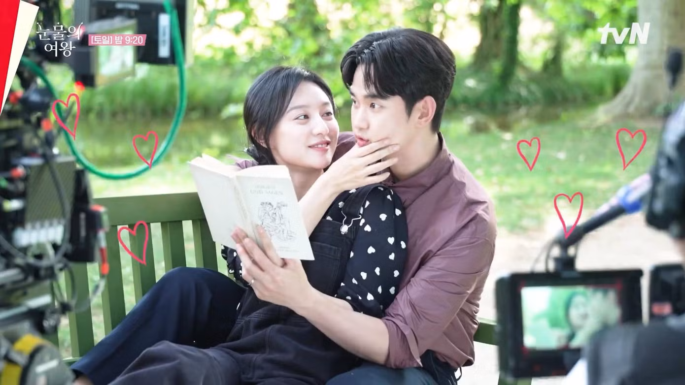 Kim Ji Won ngồi trong lòng của Kim Soo Hyun trêu ghẹo, nhéo má anh... Nhưng lên phim và ảnh still cut chỉ là một đọc sách rất yên bình và lãng mạn.