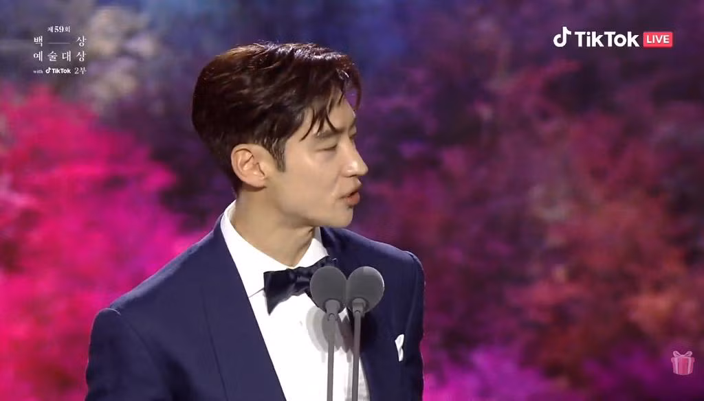 Chỉ chào hỏi ngắn với Suzy trên sân khấu, Lee Je Hoon cũng viral khắp mạng xã hội.