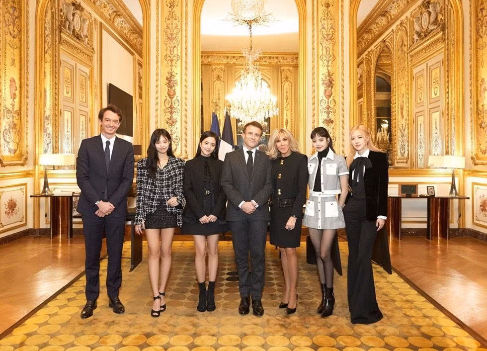 BLACKPINK bên cạnh Tổng thống, Đệ nhất phu nhân Pháp (trung tâm) và CEO của thương hiệu TAG Heur (ngoài cùng, bên trái).