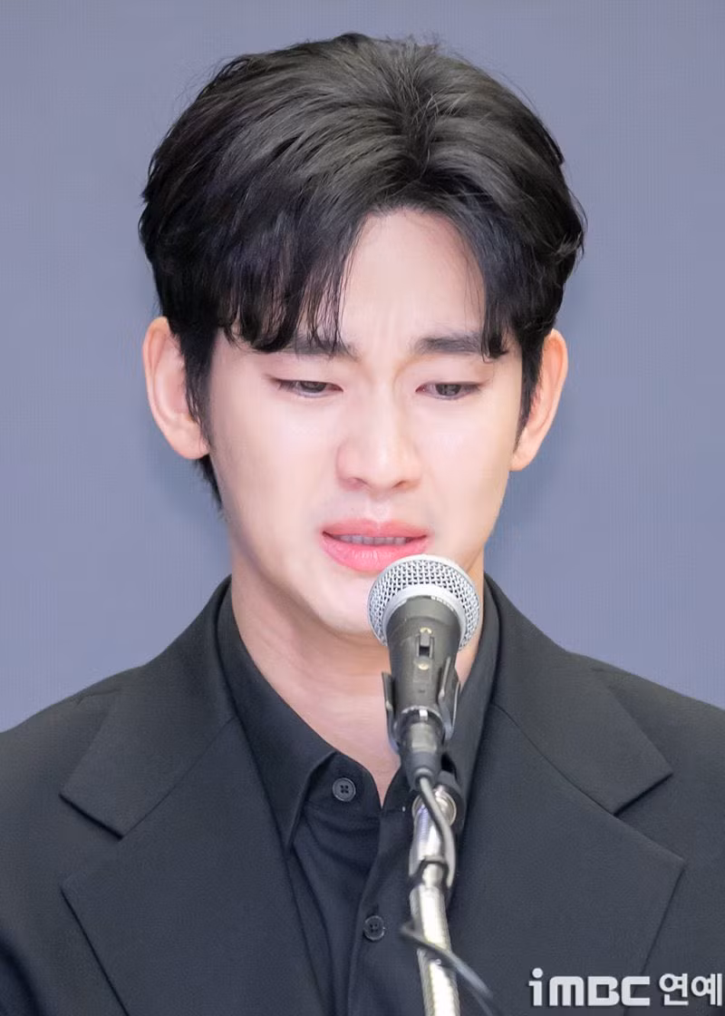 Kim Soo Hyun khóc nức nở xuyên suốt họp báo.