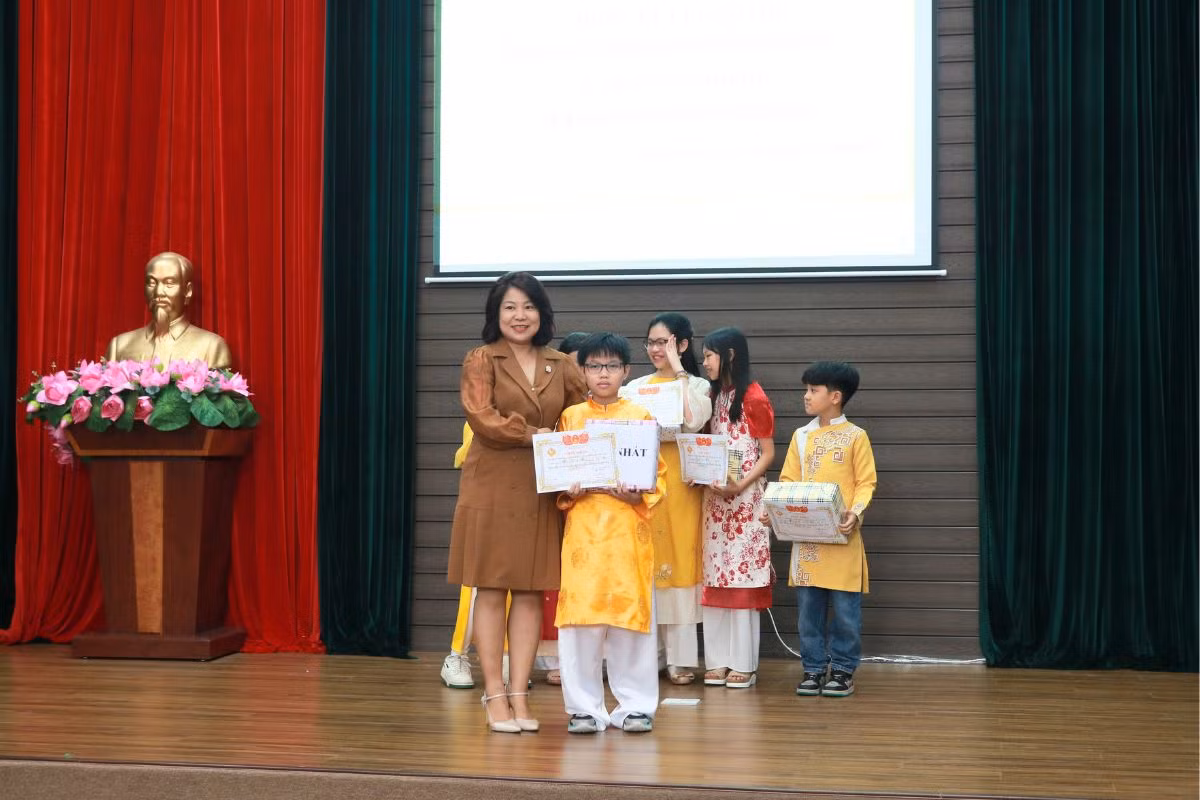 Minh Hoàng lớp 4H chiến thắng đầy thuyết phục trong hội thi hùng biện. Minh Hoàng lớp 4H chiến thắng đầy thuyết phục trong hội thi hùng biện.