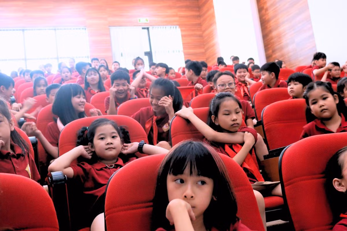 Các bạn nhỏ thích thú khi vừa được thưởng thức các tiết mục văn nghệ đặc sắc, vừa được biết thêm nhiều kiến thức lịch sử thú vị. Các bạn nhỏ thích thú khi vừa được thưởng thức các tiết mục văn nghệ đặc sắc, vừa được biết thêm nhiều kiến thức lịch sử thú vị.