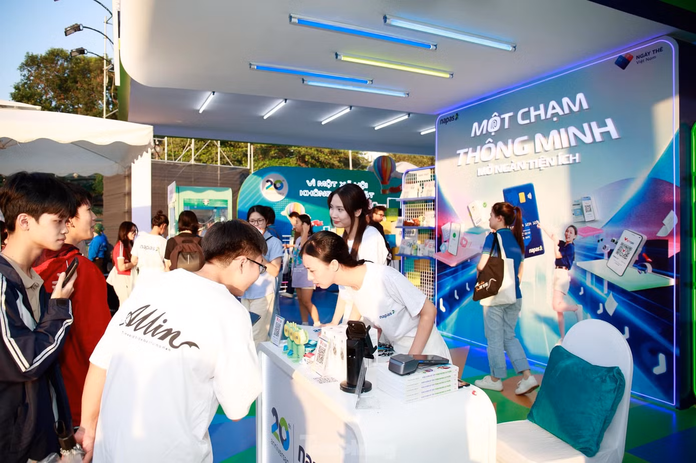Gian hàng NAPAS thu hút đông đảo giới trẻ ghé qua check-in, nhận quà.