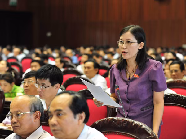 Đại biểu Lê Thị Nga chất vấn Bộ trưởng Bùi Quang Vinh