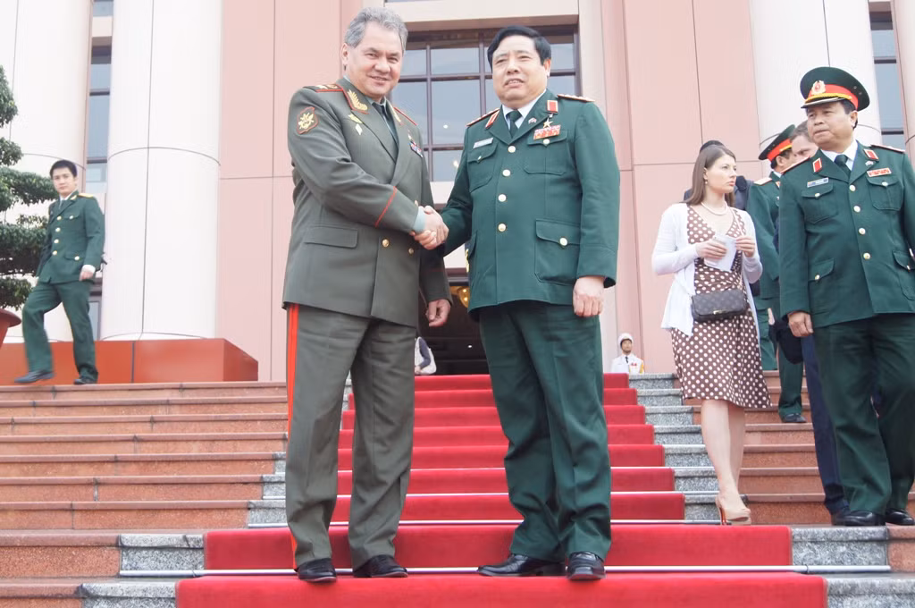 Đại tướng Phùng Quang Thanh tiễn người đồng cấp bên phía Liên bang Nga ra tận xe 