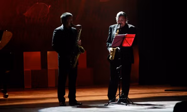 Khán giả cũng được thưởng thức tiếng kèn Saxophone thể hiện nhạc phẩm 