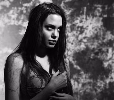 Angelina Jolie chia sẻ các con cô không biết bố mẹ chúng là người nổi tiếng mà chỉ nghĩ chúng có bố mẹ rất bình thường và thậm chí hơi khờ khạo