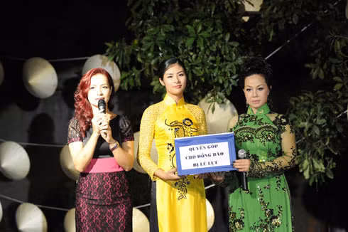 Hoa hậu Ngọc Hân và Hoa hậu áo dài tại Úc Duy Thanh Lập cầm thùng quyên góp, kêu gọi ủng hộ.