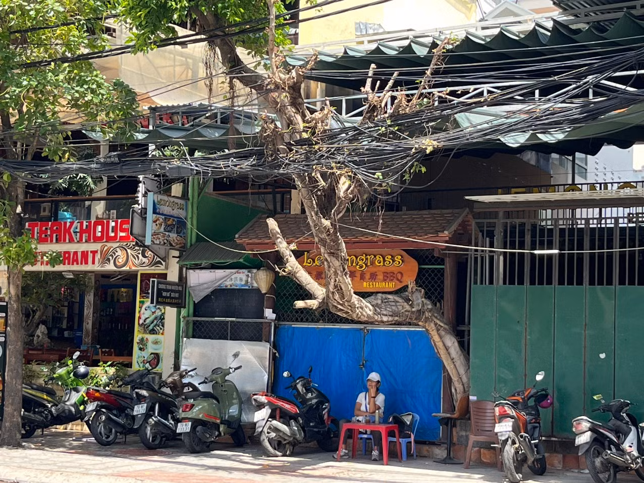 Vắng khách, nhân viên nhà hàng cũng ngồi chơi. Vắng khách, nhân viên nhà hàng cũng ngồi chơi.