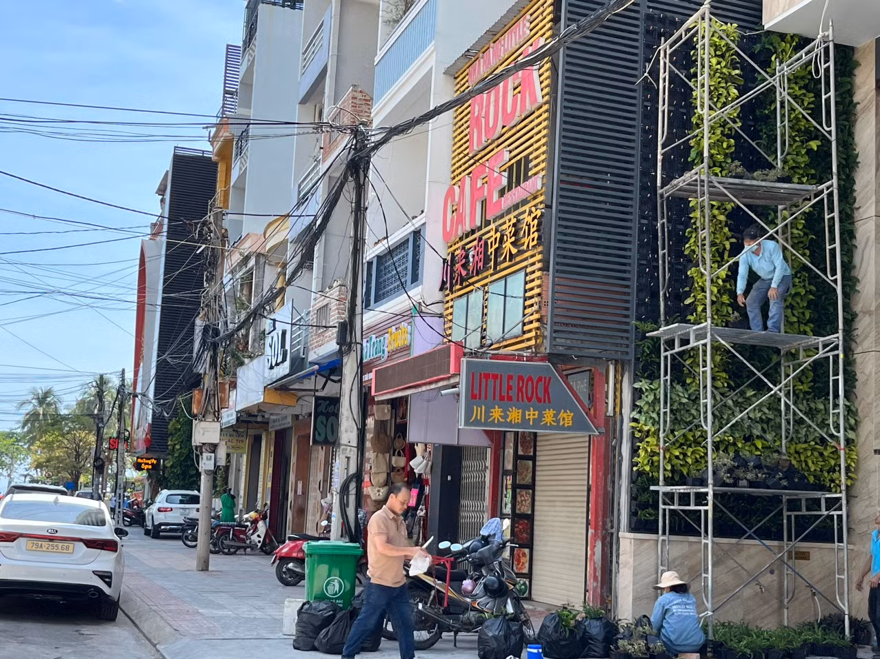 Nhiều chủ cửa hàng ở khu phố Tây Nha Trang hi vọng khách Trung Quốc sớm quay lại. Nhiều chủ cửa hàng ở khu phố Tây Nha Trang hi vọng khách Trung Quốc sớm quay lại.