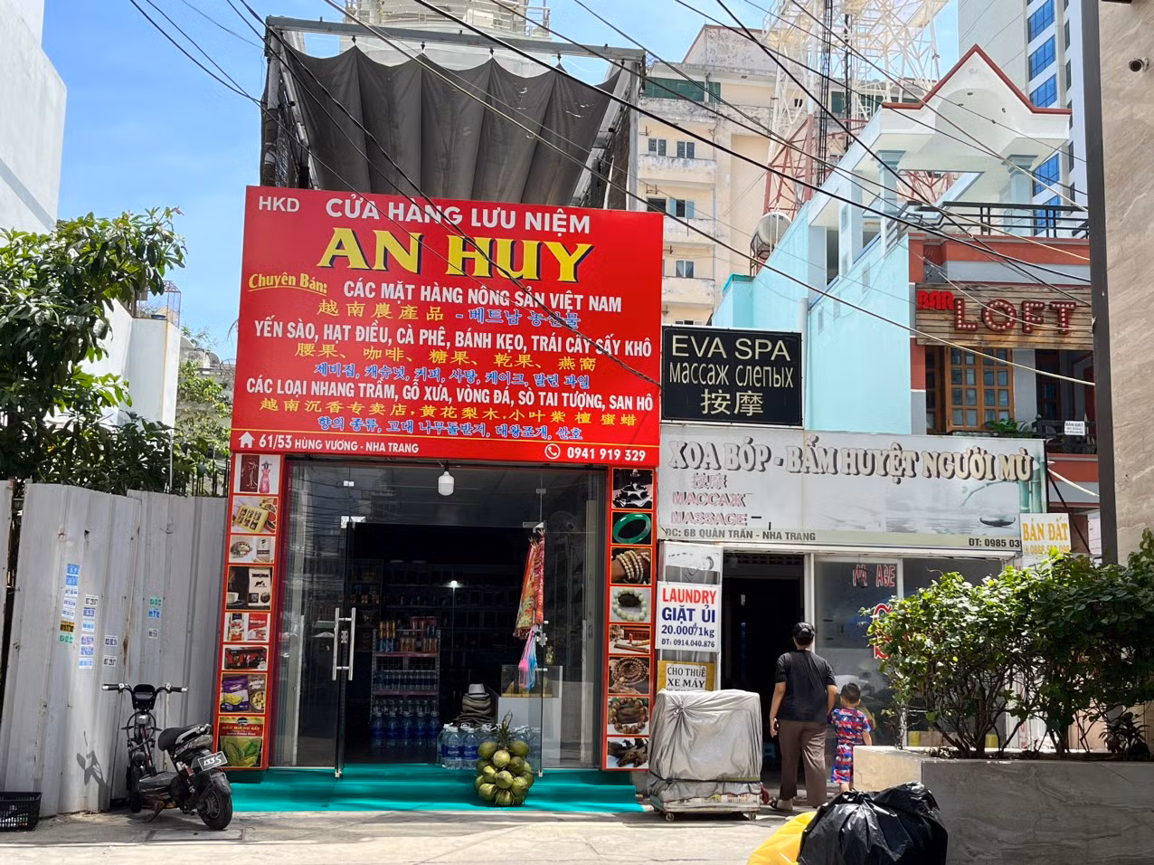 Một số cửa hàng ở phố Tây Nha Trang mở cửa đón khách Trung Quốc nhưng thưa vắng khách. Một số cửa hàng ở phố Tây Nha Trang mở cửa đón khách Trung Quốc nhưng thưa vắng khách.