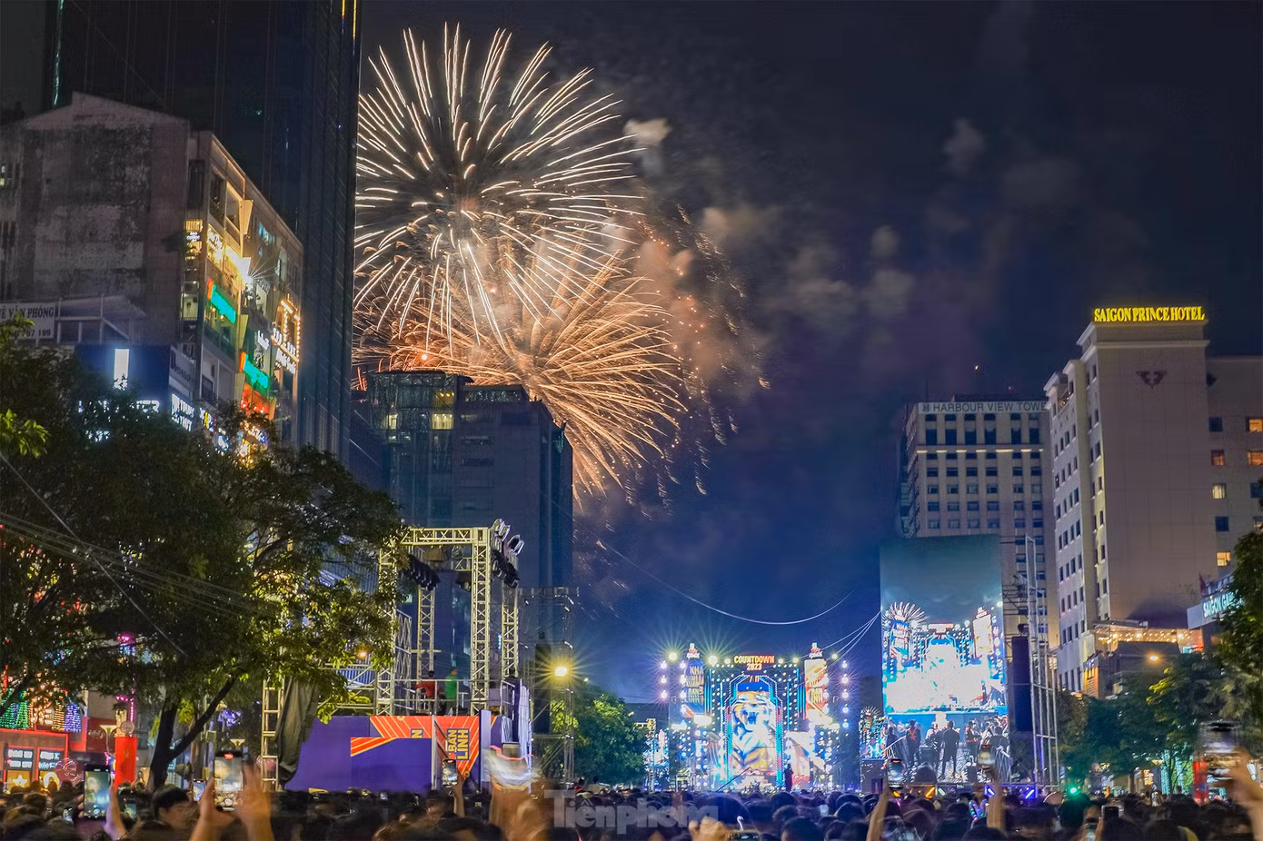 Sự kiện đếm ngược (Countdown) thời khắc chuyển giao năm cũ 2022 và năm mới 2023 tại phố đi bộ Nguyễn Huệ (quận 1). Ảnh: Phạm Nguyễn