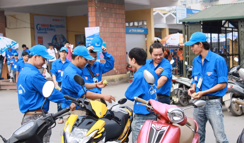 Phút nghỉ ngơi của các sinh viên tình nguyện. Ảnh: Trường Phong