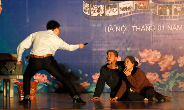 Nhiều tiểu phẩm cũng thể hiện được hơi thở cuộc sống hiện đại. Đó là sự thờ ơ, vô cảm trước những cảnh bất bình