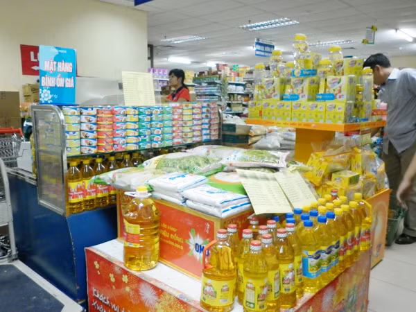 Người thu nhập thấp khó tiếp cận các mặt hàng bình ổn giá. Ảnh: ĐD
