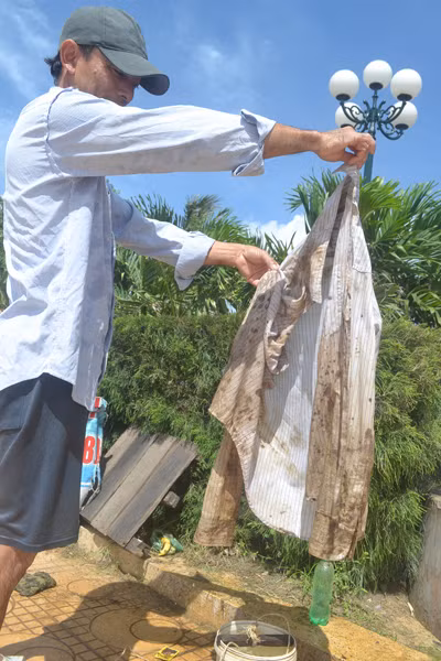 Ngư dân rùng mình khi dầu dính đầy quần áo lúc ra kiểm tra lưới cụ. ảnh Việt Hương 