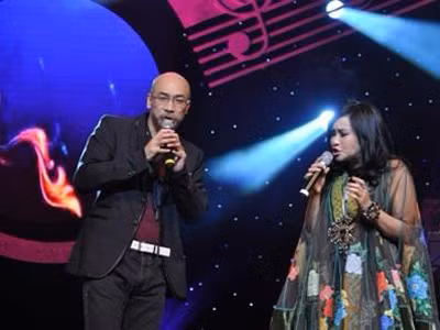 Trịnh Nam Sơn hát cùng Thanh Lam trong Liveshow đầu tiên của anh tại Việt Nam. Trịnh Nam Sơn hát cùng Thanh Lam trong Liveshow đầu tiên của anh tại Việt Nam