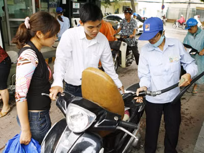 Mất cơ hội giảm giá xăng dầu trong tháng 6-2011, nay Petrolimex lại kêu lỗ nặng. Ảnh: Hồng Vĩnh. Mất cơ hội giảm giá xăng dầu trong tháng 6-2011, nay Petrolimex lại kêu lỗ nặng. Ảnh: Hồng Vĩnh