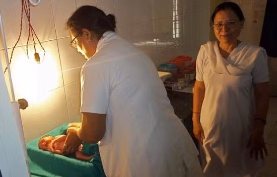Em bé được chăm sóc trong bệnh viện nhưng một ngày sau em đã tử vong