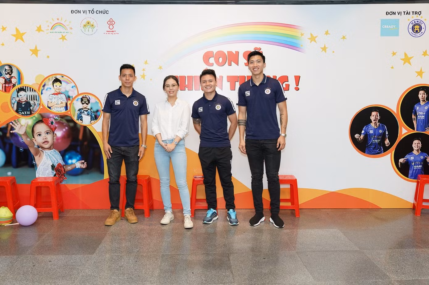 Hồng Nhung cùng các cầu thủ Văn Quyết, Quang Hải, Đoàn Văn Hậu trong một dự án dành cho các bệnh nhi