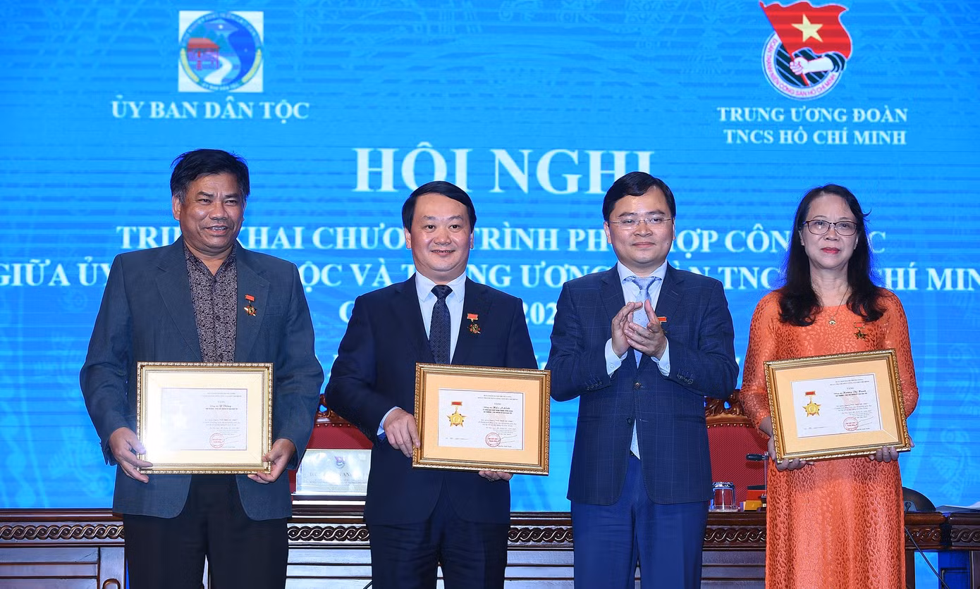Anh Nguyễn Anh Tuấn trao Kỷ niệm chương “Vì thế hệ trẻ” cho lãnh đạo Uỷ ban Dân tộc. Ảnh: Xuân Tùng