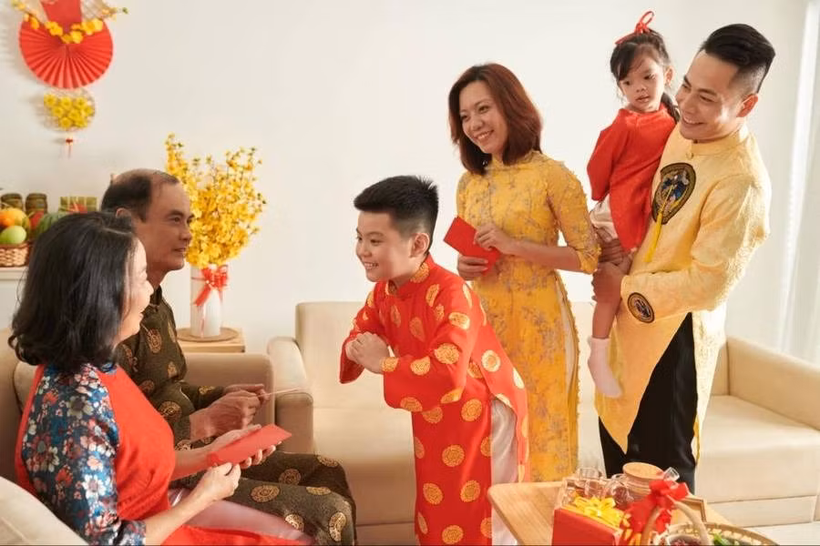 Xông đất là phong tục quen thuộc ngày đầu năm mới. Ảnh: shutterstock Xông đất là phong tục quen thuộc ngày đầu năm mới. Ảnh: shutterstock