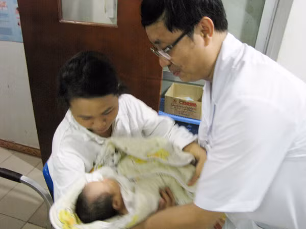Sau khi hồi sức cấp cứu, chị Thơm được bác sỹ dẫn xuống Khoa Sơ sinh để gặp gon. Ảnh: Lãng Phong