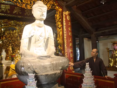 Tượng Phật A di đà “áo vá”