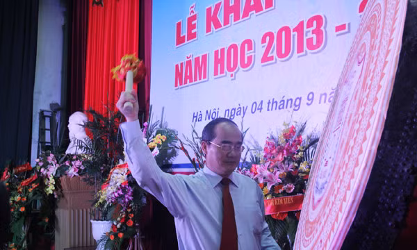 Phó thủ tướng Nguyễn Thiện Nhân đánh trống khai giảng năm học mới tại ĐH Y Hà Nội năm học 2013-2014