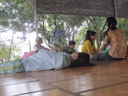 Người dân đến chữa bệnh tại khu