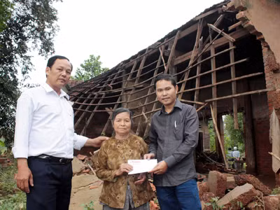 Báo Tiền Phong cùng đại diện lãnh đạo thị trấn Chợ Chùa trao quà cho bà Nguyễn Thị Lên
