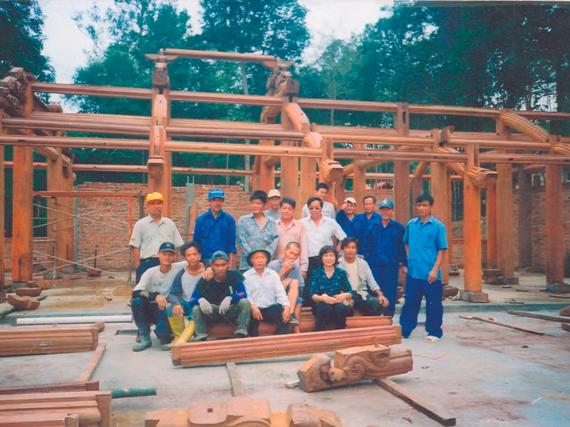 Ông Nguyễn Thế Quang (đứng ngoài cùng từ phải sang) cùng tốp thợ dựng nhà cổ Việt Nam tại Malaysia