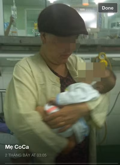 Hình ảnh bà M. ôm cháu trên trang cá nhân của "mẹ Co Ca" (hiện trang này đã khóa). Hình ảnh bà M. ôm cháu trên trang cá nhân của