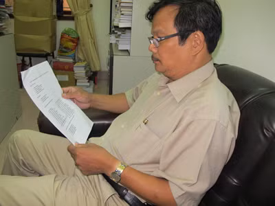 Nhà thơ Trần Quang Quý cầm danh sách Ban Chấp hành trù bị của CLB xác nhận không có ai là nhà thơ chuyên nghiệp