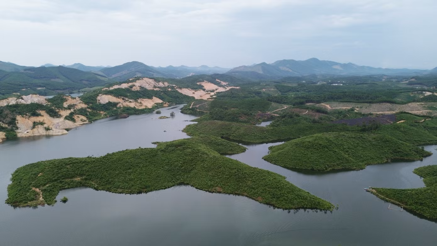 Đồng thời, hồ Cánh Tạng còn có thể đảm bảo dòng chảy môi trường hạ du về mùa khô, kết hợp giảm lũ hạ du vào mùa mưa. Hồ cũng có diện tích mặt nước rất lớn, tạo điều kiện thuận lợi phát triển nuôi trồng thủy sản.