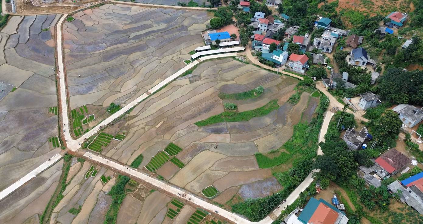 Có mặt tại thôn Rài, xã Mường Vang, tỉnh Phú Thọ, bà con nông dân đang tranh thủ thời tiết thuận lợi đổ nước, làm đất bắt đầu vào vụ cấy, đã tạo nên cảnh đẹp kỳ vĩ mê hồn nơi đây.