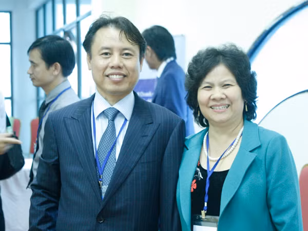 Doanh nhân Trần Đặng Chung, Việt kiều Nga bên sảnh hội nghị. Doanh nhân Trần Đặng Chung, Việt kiều Nga chụp ảnh lưu niệm bên sảnh hội nghị