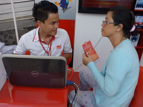 Nhân viên Home Credit tư vấn cho khách hàng mua sắm tại kênh siêu thị 