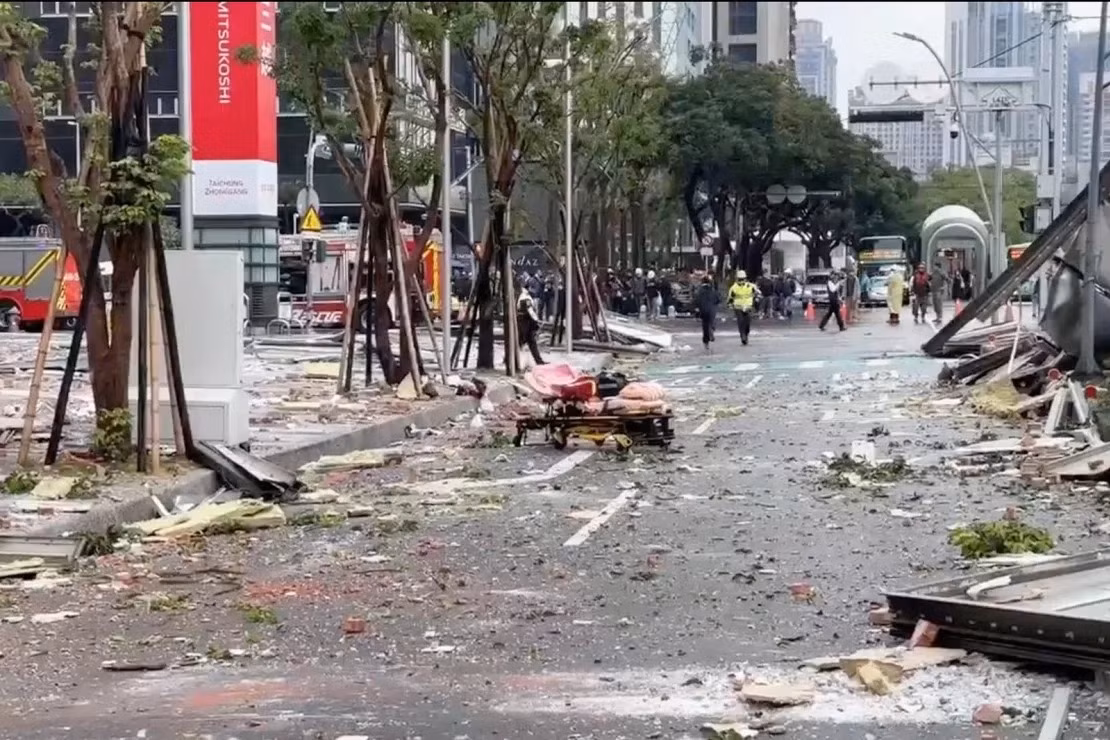 Mảnh vỡ la liệt dưới đường. (Ảnh: CNN)
