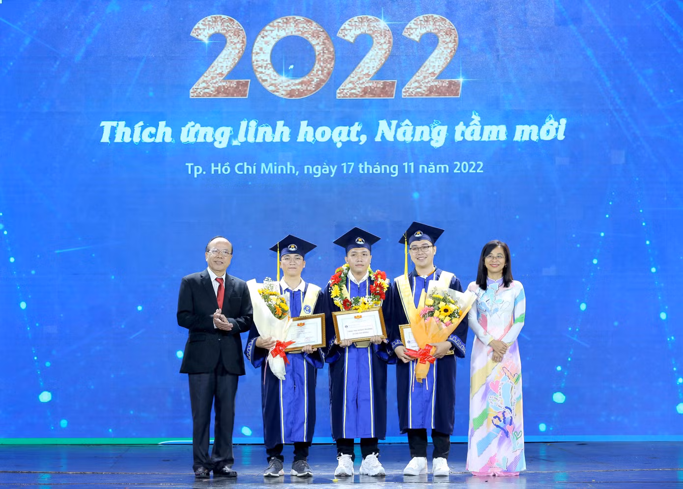 Trường ĐH Văn Hiến khen thưởng các Thủ khoa.