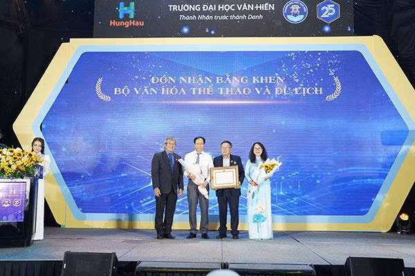 Trường ĐH Văn Hiến đón nhận bằng khen của Bộ Văn hóa Thể thao và Du lịch. Trường ĐH Văn Hiến đón nhận bằng khen của Bộ Văn hóa Thể thao và Du lịch.