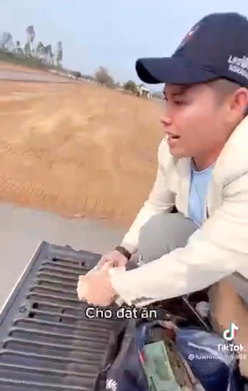 Nam thanh niên liên tục cầm cọc tiền ném xuống đất.