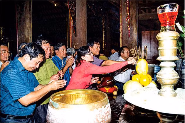 Phật tử lễ Phật chùa Song Tử Tây. Ảnh Trần Minh Ngọc. Phật tử lễ Phật chùa Song Tử Tây. Ảnh Trần Minh Ngọc