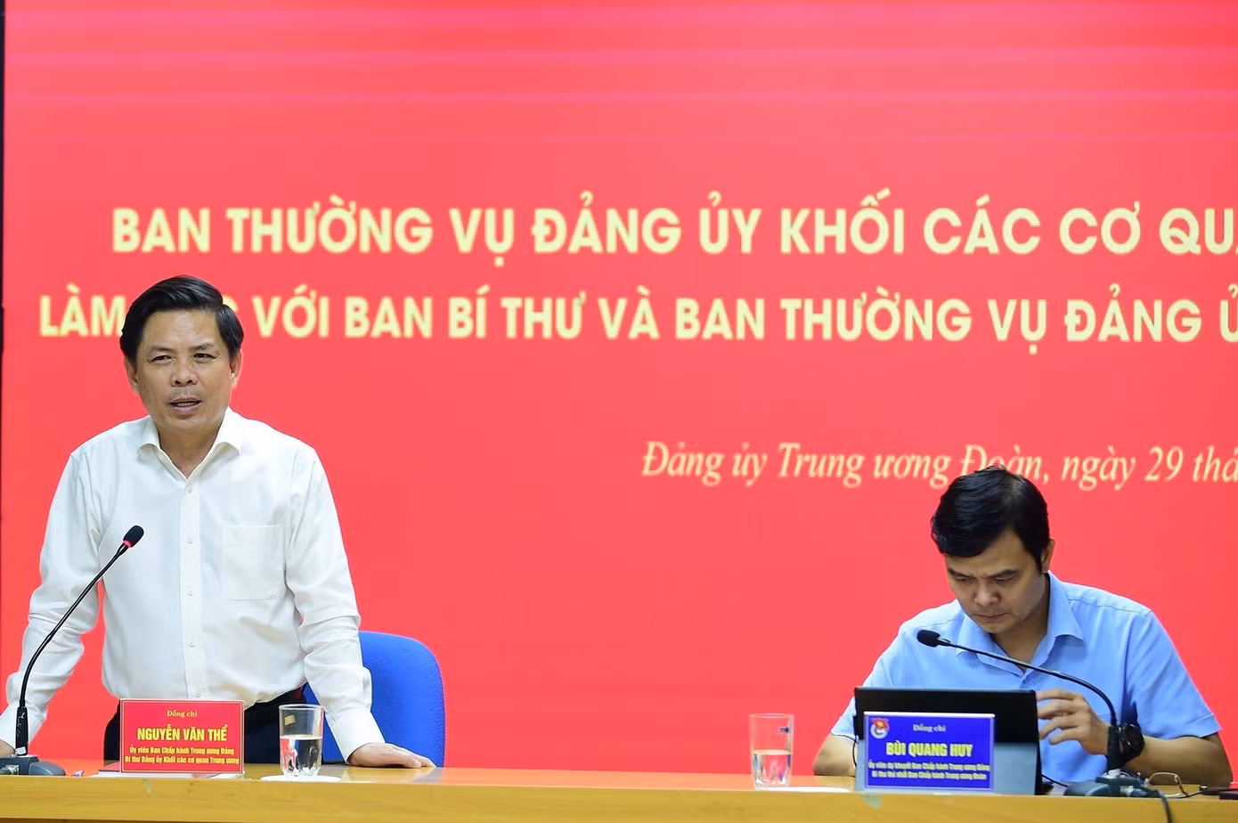 Bí thư Đảng uỷ Khối các cơ quan T.Ư Nguyễn Văn Thể (bên trái) và Bí thư thứ nhất T.Ư Đoàn, Bí thư Đảng uỷ Cơ quan T.Ư Đoàn Bùi Quang Huy tại cuộc làm việc. Bí thư Đảng uỷ Khối các cơ quan T.Ư Nguyễn Văn Thể (bên trái) và Bí thư thứ nhất T.Ư Đoàn, Bí thư Đảng uỷ Cơ quan T.Ư Đoàn Bùi Quang Huy tại cuộc làm việc.