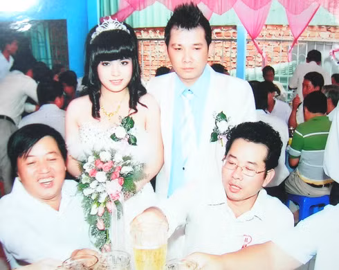 Cô dâu Xuân Thùy cùng chú rể Phúc Duy trong tiệc cưới đầu năm 2011 với khách dự tiệc. Ảnh gia đình cung cấp