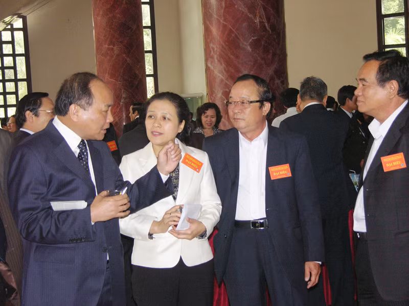 Phó Thủ tướng Nguyễn Xuân Phúc và các đại biểu trao đổi bên lề hội nghị. Ảnh: M.T