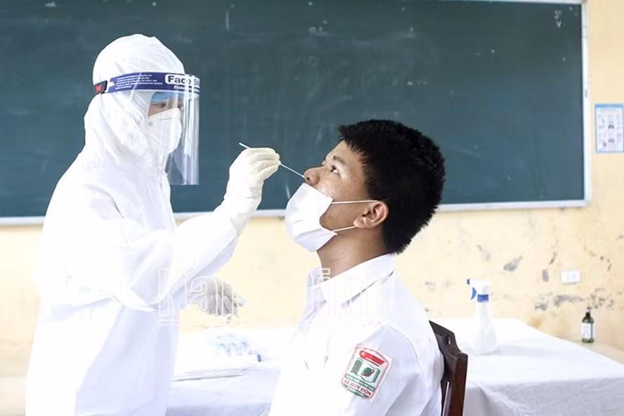 64 cán bộ, giáo viên, nhân viên và 938 học sinh trường THPT Lê Quý Đôn (Trực Ninh) đã được lấy mẫu xét nghiệm COVID-19 (Ảnh: Việt Thắng).
