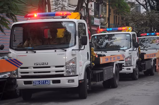 Lực lượng CSGT sẽ tổ chức phân luồng, kiên quyết không cho xe ô tô (không có nhiệm vụ) vào các khu vực đê xung yếu, tuyến đường đang bị ngập úng