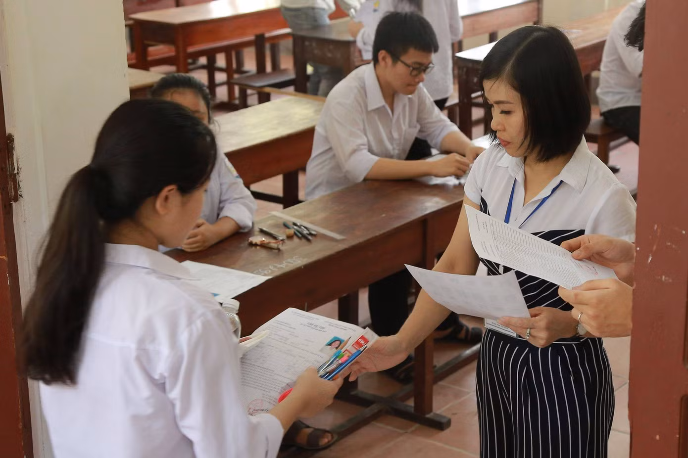 Ngày đầu thi THPT 2019: Siết chặt an ninh, cập nhật giải đề thi Ngữ Văn ảnh 22